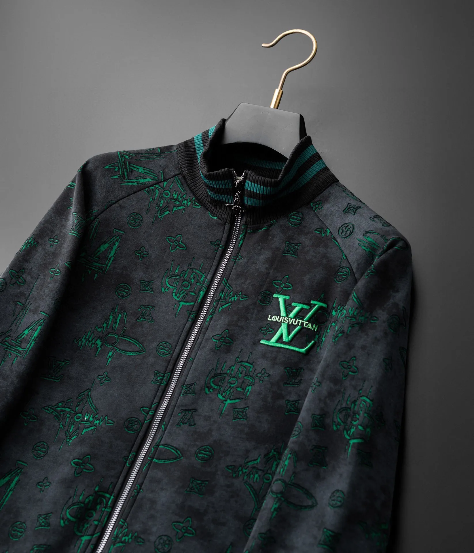 🅿️620 [LV Louis Vuitton] hot-selling suit is coming. Focus on the original version of the official website. 2025 new hot-selling cardigan and sweatshirt suit. The original order is the best. 🇭🇰The meticulous work of top designers. It has a fitting and perfect upper body effect. All-natural high-quality Tencel Roman cotton 100%, close-fitting comfort, noble and elegant! Original hardware embodies elegance and nobility! Counter size: M-4XL (up to 190 pounds)